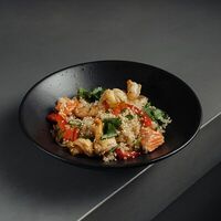 Рис по-сычуаньски с лососем и креветками в Hookah Place Vostok