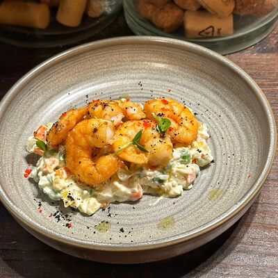 Салат Оливье с тигровыми креветкамив FABRIKA по цене 590 ₽