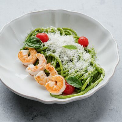 Паста с креветками с соусом из кинзы и шпинатав Август бистро по цене 740 ₽