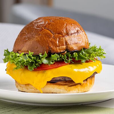 Чизбургер в М2 Органик Клуб Зиларт по цене 1590 ₽