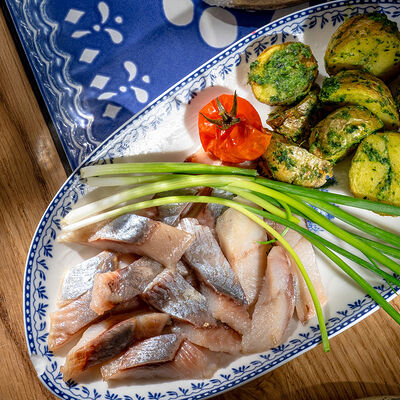 Пряная селедочка с запеченным картофелем в Хачапури тетушки Марико по цене 450 ₽