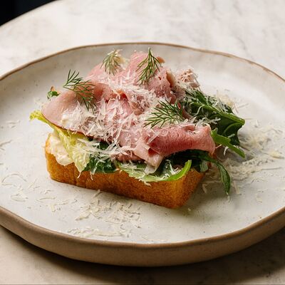 Бриошь с тамбовским окороком в Кристалл по цене 555 ₽