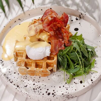 Сырная вафля с беконом, яйцом пашот и голландским соусомв En Ferio по цене 450 ₽