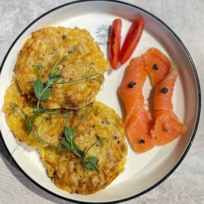 Драники с лососем и муссом из пармезанав Брусена по цене 580 ₽