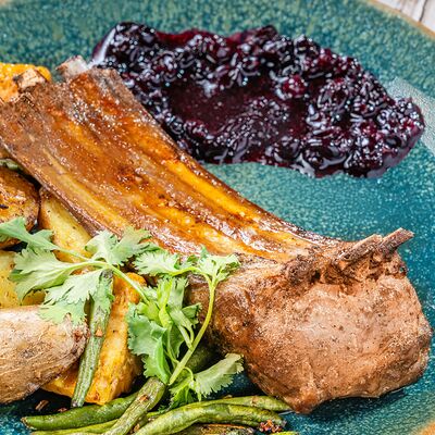 Баранья корейка с овощами в Хантама по цене 1450 ₽