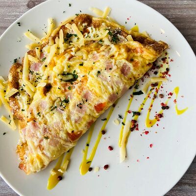 Омлет с ветчиной и сыром в Перчим & солим по цене 380 ₽