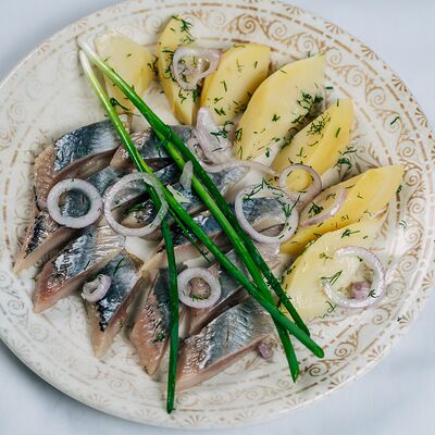 Сельдь с картофелем в Баклажан по цене 940 ₽