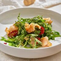 Салат с креветкой, чукой и ореховым соусом в True Crab