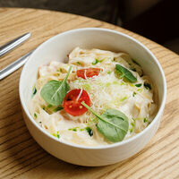 Паста таглиателли с креветками, шампиньонами, томатами черри, руколой и сливочно-устричным соусом в Banoffi (Bormio)