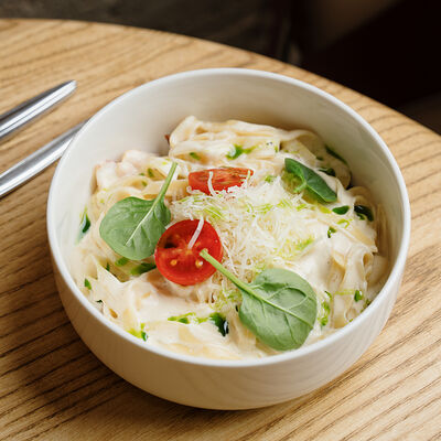 Паста таглиателли с креветками, шампиньонами, томатами черри, руколой и сливочно-устричным соусом в Banoffi (Bormio) по цене 830 ₽