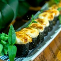 Запеченный ролл с креветками в Eva bistro