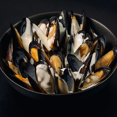 Мидии в сметанном соусе с зеленью в Мидийный рай по цене 1290 ₽