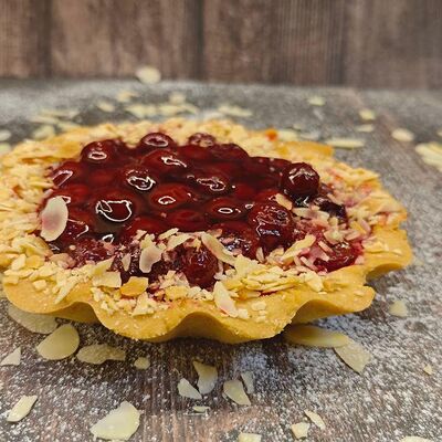 Кростата с творогом и вишней в МакоФФка Вкуса по цене 410 ₽