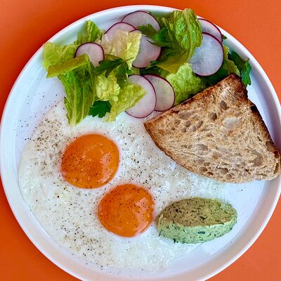 Яичница с салатом, зелёным сливочным сыром и тартиномв Coffeeline - кофе и еда по цене 520 ₽