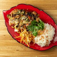 Курица в кисло-сладком соусе и овощами в Ramen+Noodles