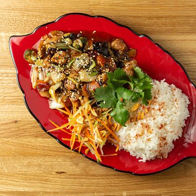 Курица в кисло-сладком соусе и овощами в Ramen+Noodles по цене 740 ₽