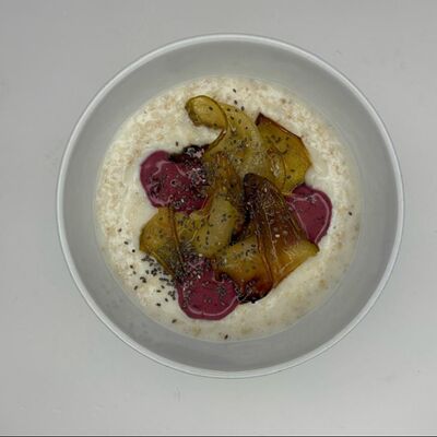 Каша овсяная с фруктами конфи в Nook Coffee по цене 450 ₽