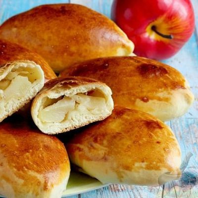 Пирожок с яблоком в DM Cafe по цене 111 ₽