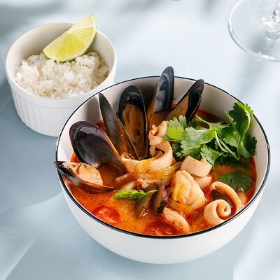 Суп Том ям с морепродуктами и кокосовым молоком в Кукумбер по цене 990 ₽