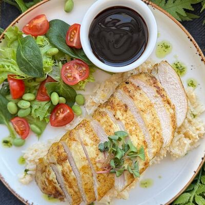 Куриное филе с жареным рисом, яйцом и соусом терияки в Корица по цене 685 ₽