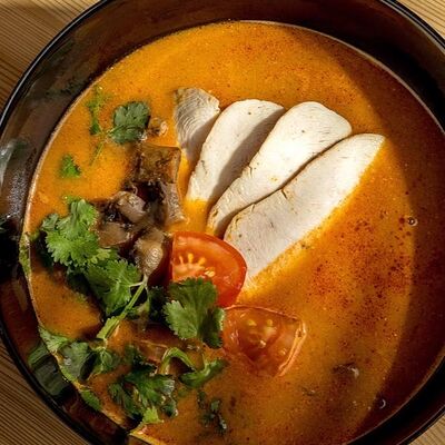 Суп Рамен том ям с курицей в Рамен между нами по цене 980 ₽