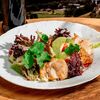 Салат с цыпленком, кунжутной заправкой и киви в Хочу Пури по цене 450