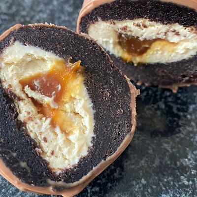 Пирожное картошка с крем-чизом и карамелью в Chocolate по цене 260 ₽