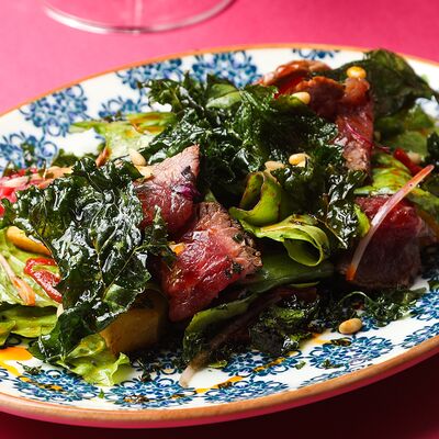 Салат с ростбифом, печеным перцем и хрустящим кейлом в SAGA по цене 620 ₽