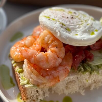 Авокадо-тост с креветкойв Pur Pur по цене 710 ₽