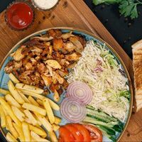 Гирос на тарелке в Corona Doner