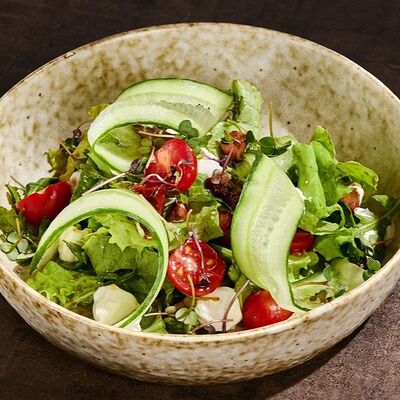 Овощной салат с вялеными томатами, оливками каламата и домашним сыром в Гастробар DOM по цене 430