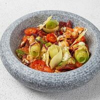 Салат с креветками, вялеными томатами и авокадо в Pasta Uno