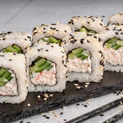 Калифорния каппа маки в кунжуте в Суши Мастер по цене 169 ₽