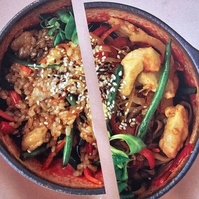Вок с курицей и овощами (лапша пшеничная с соусом терияки) в Акияна по цене 375 ₽