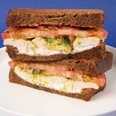 Сэндвич с копченой курицей, томатами и песто в Tine по цене 450 ₽