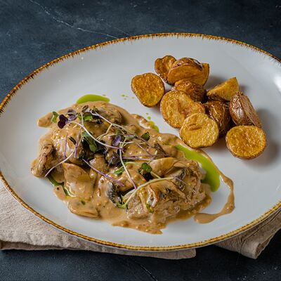 Медальоны свиные с грибами, сливочным соусом и картофелем в PizzAmore по цене 1090 ₽