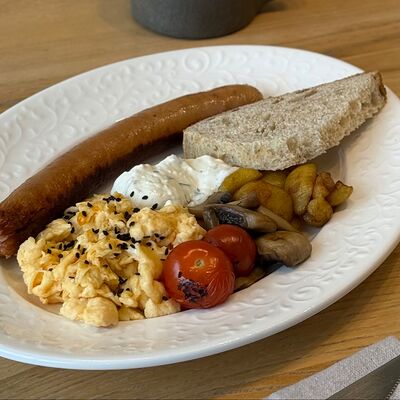 Скрэмбл с колбаской, картофелем и шампиньонами в Matilda по цене 700 ₽