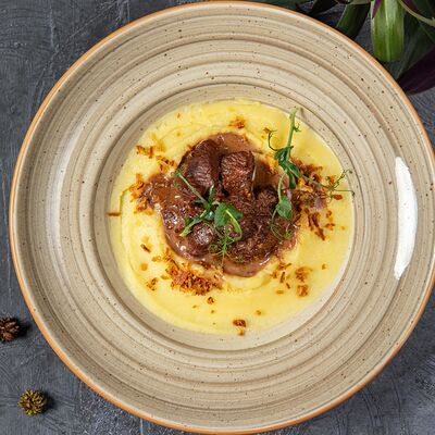 Щеки под соусом Демигляс в Мускат по цене 965 ₽