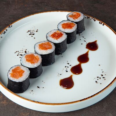 Ролл с копченым лососем в Akuma Rolls по цене 381 ₽