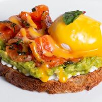 Брускетта с лососем и яйцом пашот в Bageatteria