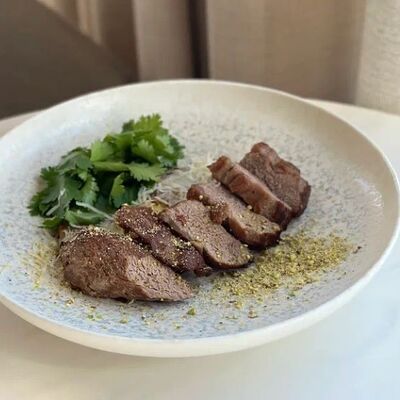 Нежная вырезка ягненка с мятым картофелем и пармезаном в Prana по цене 1250 ₽