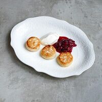 Сырники с вишней и сметаной в Colibri Bistro