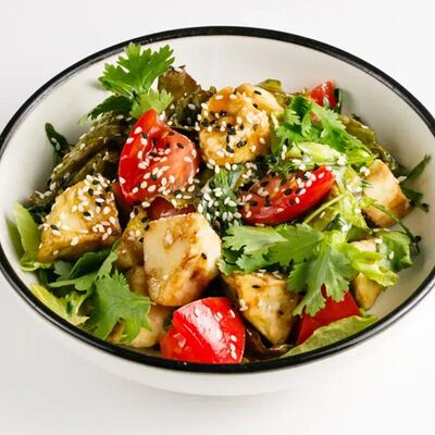 Салат с хрустящими баклажанамив Гости по цене 520 ₽