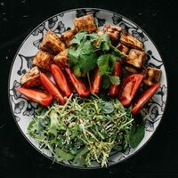 Салат с жареным баклажаном в Shima