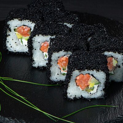 Калифорния Black с лососем в Sushi n roll по цене 1067 ₽