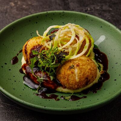 Колобки с томленым кологривским гусем и деревенской сметаной в Cruise по цене 610 ₽