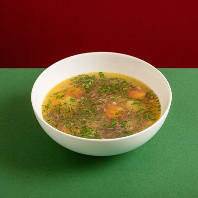 Суп с чечевицей и рваным мясом в Traveler's Coffee по цене 370 ₽