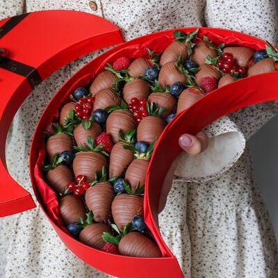 Коробка в виде месяца с клубникой в шоколадев Kissberry по цене 6800 ₽