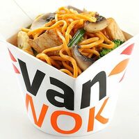 Вок с яичной лапшой, куриной грудкой и шампиньонами в соусе Токио в Vanwok