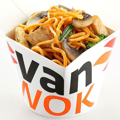 Вок с яичной лапшой, куриной грудкой и шампиньонами в соусе Токио в Vanwok по цене 526 ₽